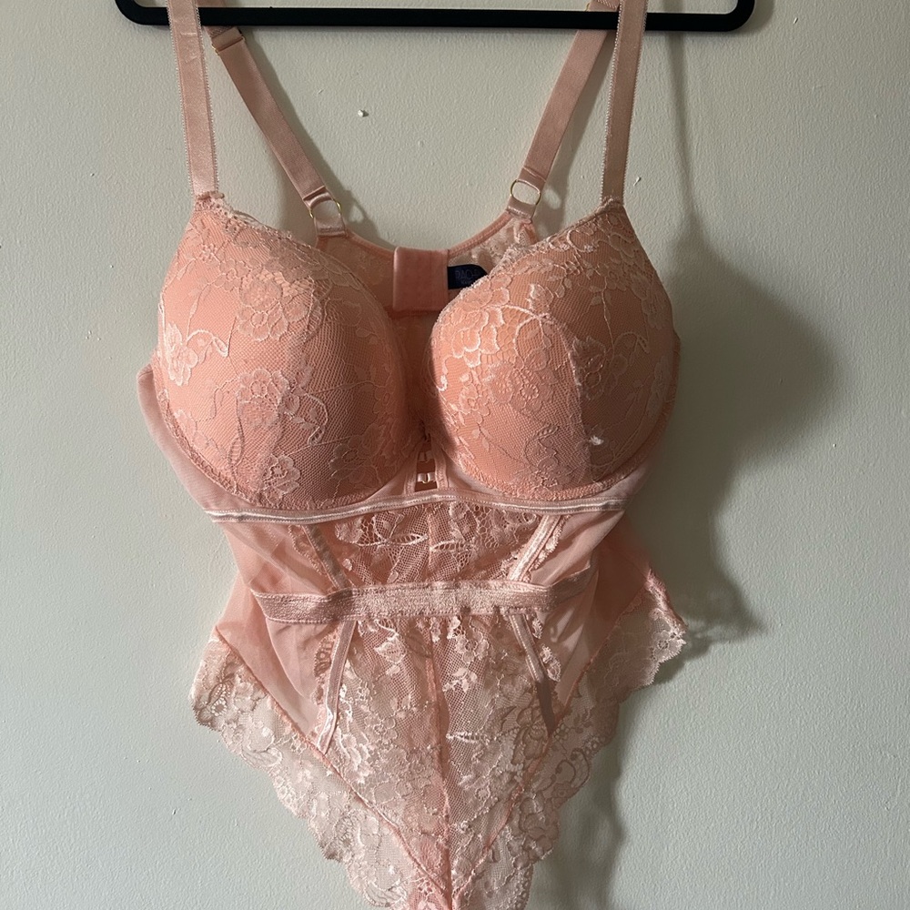 Elegant Lace Bodysuit in Pink Never Worn